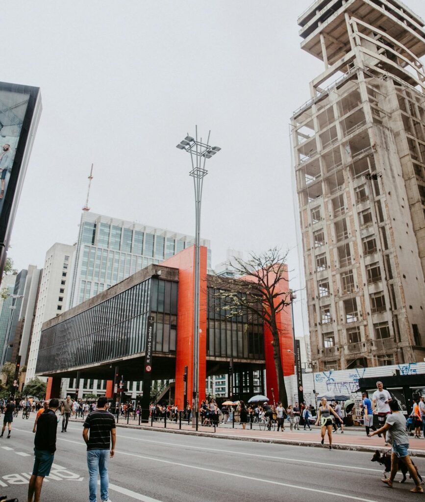 Foto da avenida paulista destacando o MASP, retratando São Paulo como uma das Melhores Cidades do Brasil para Nomades Digitais.