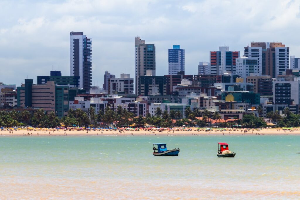 Vista da praia e do bairro de Tambaú, em João pessoa, uma das Melhores Cidades do Brasil para Nomades Digitais.