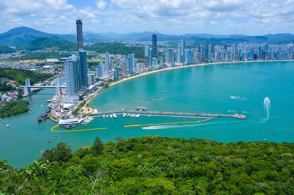 Vista aérea do Parque Unipraias em Balneário Camboriú, uma das Melhores Cidades do Brasil para Nômades Digitais.