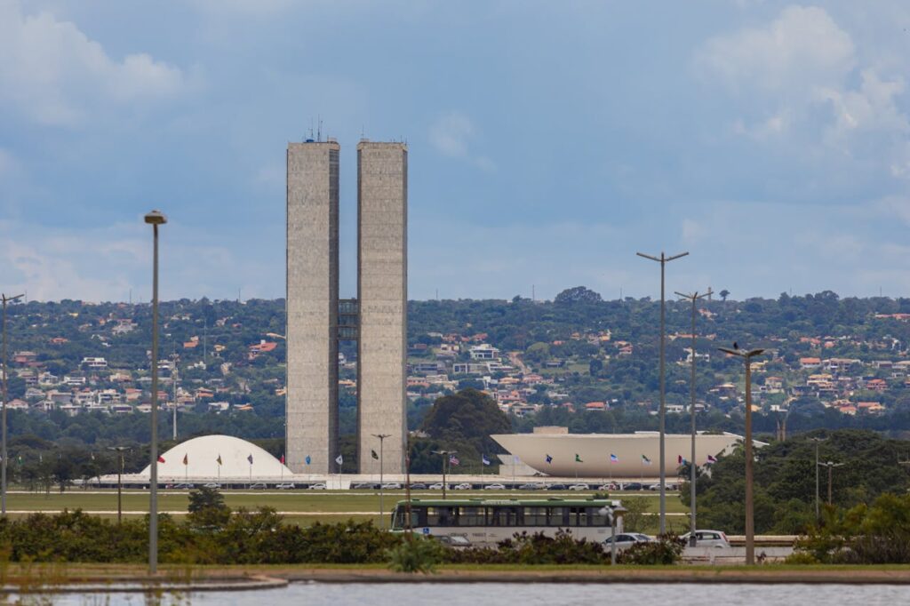 A foto retrata o Congresso Nacional do Brasil, em Brasília, uma das Melhores Cidades do Brasil para Nomades Digitais.