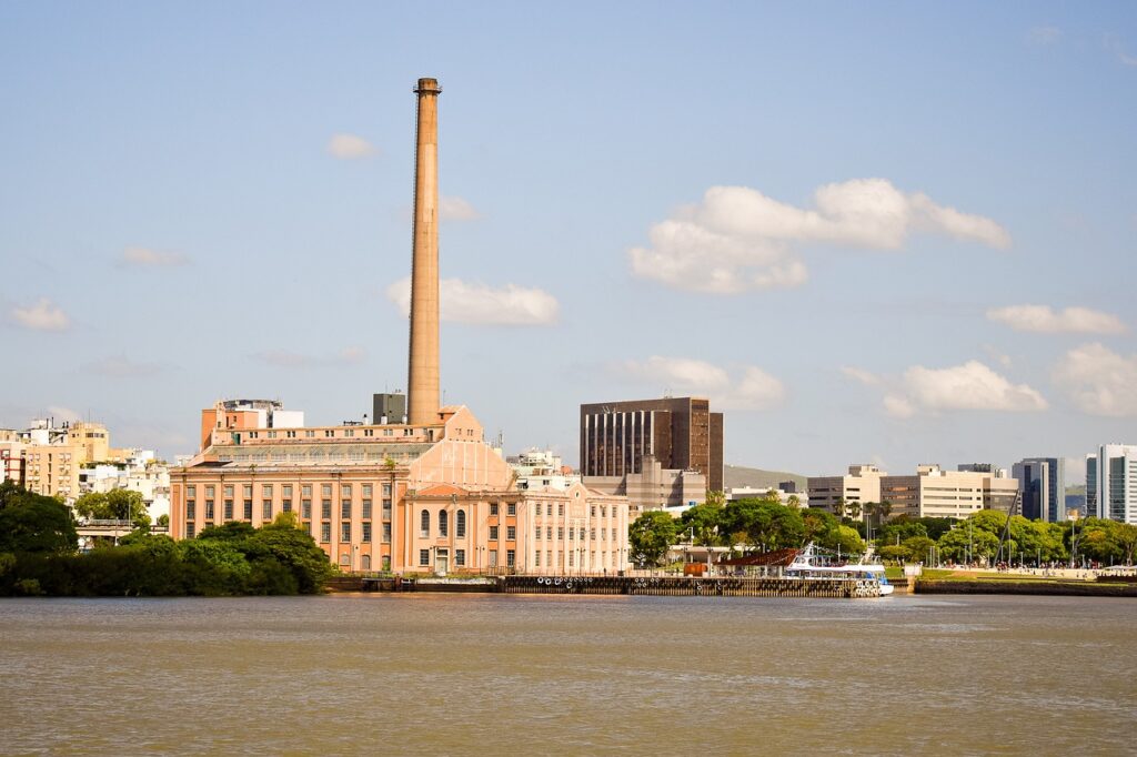 A foto mostra em destaque a usina do gasômetro, em Porto Alegre, uma das Melhores Cidades do Brasil para Nomades Digitais.