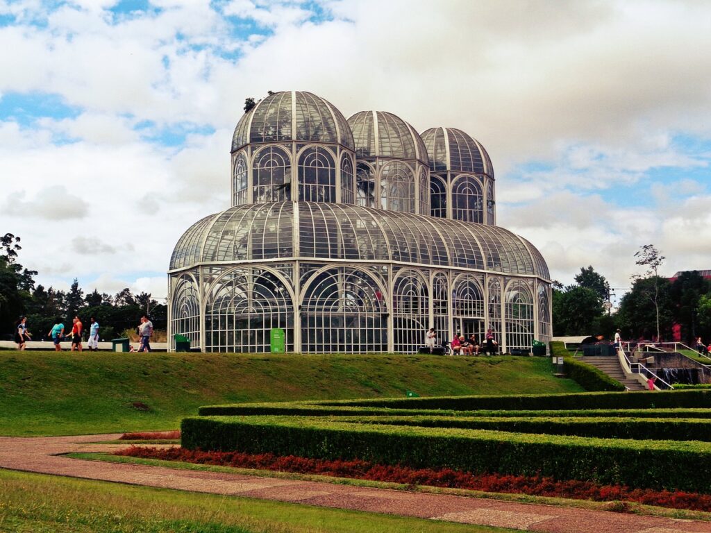 A foto mostra o jardim botânico de Curitiba, uma das Melhores Cidades do Brasil para Nomades Digitais.