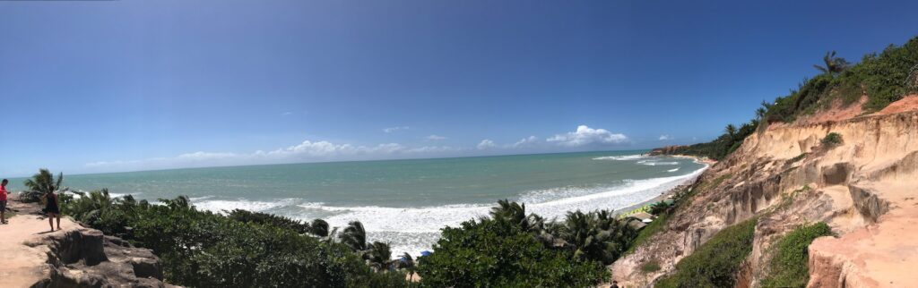 Vista da praia do amor, em Pipa, uma das Melhores Cidades do Brasil para Nomades Digitais