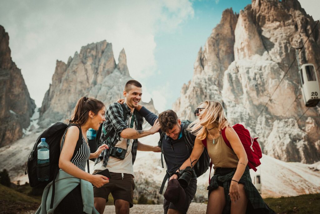 A imagem retrata um grupo de amigos aproveitando a sua viagem, retratando a importância de criar conexões autênticas em suas viagens.