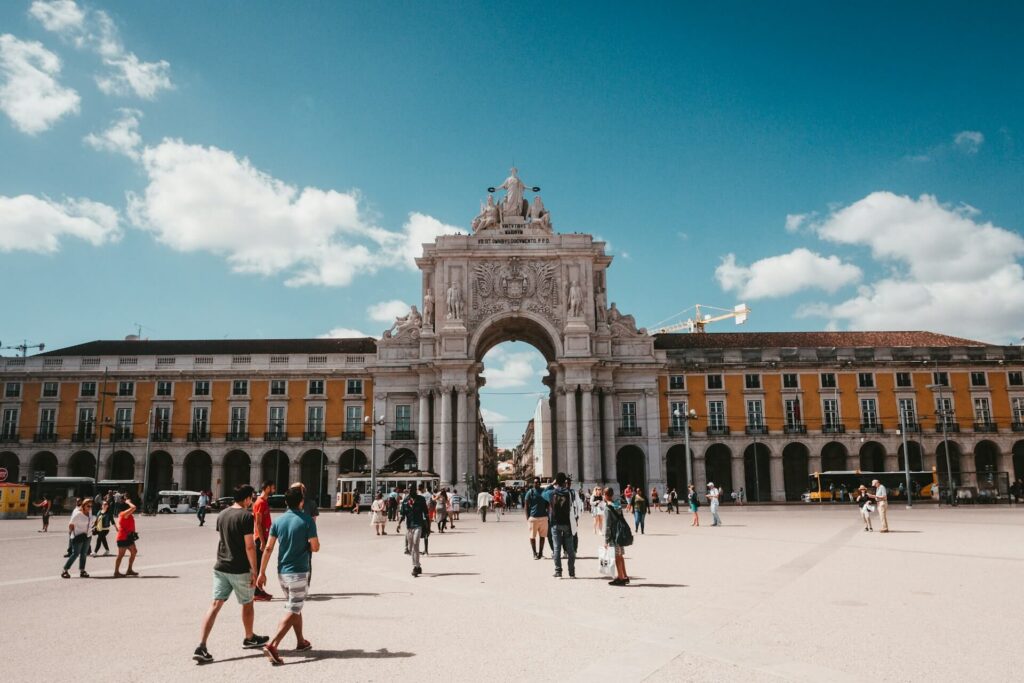 A imagem mostra uma foto da Praça do Comercio, em Lisboa, cidade com um programa exclusivo de visto para nômades digitais.
