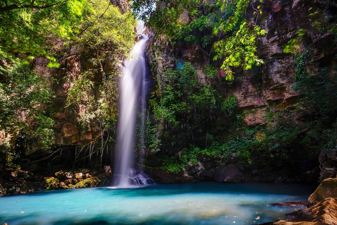 Foto de uma cachoeira com natureza ao redor localizada na Costa Rica, país com um programa de visto para nômades digitais.