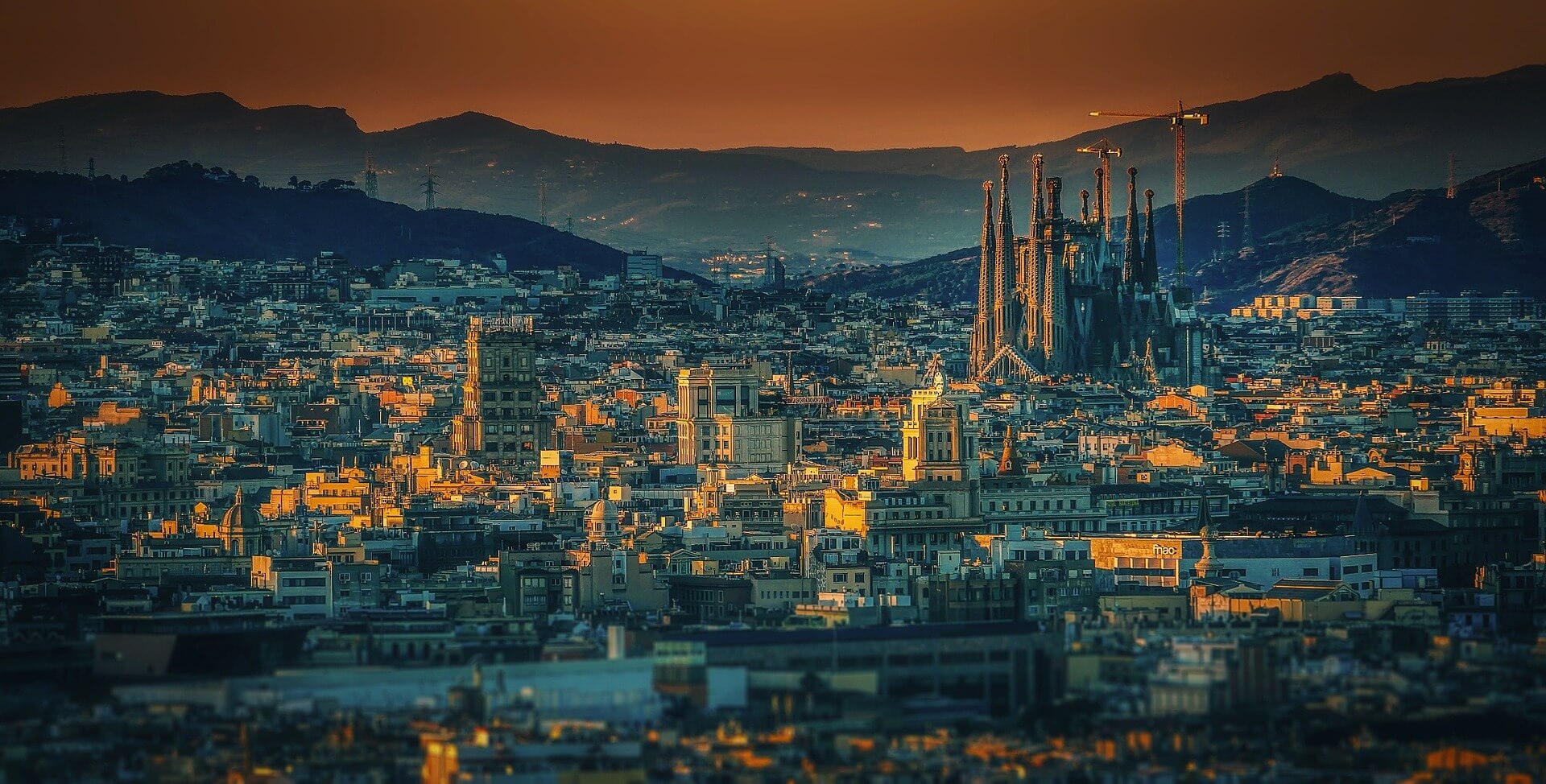 Foto com o fim de tarde sob a cidade de Barcelona, na Espanha, país com programa de visto para nômades digitais.