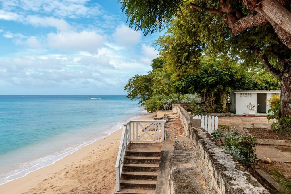Foto de uma praia em Barbados, país com programa de visto para nômades digitais.