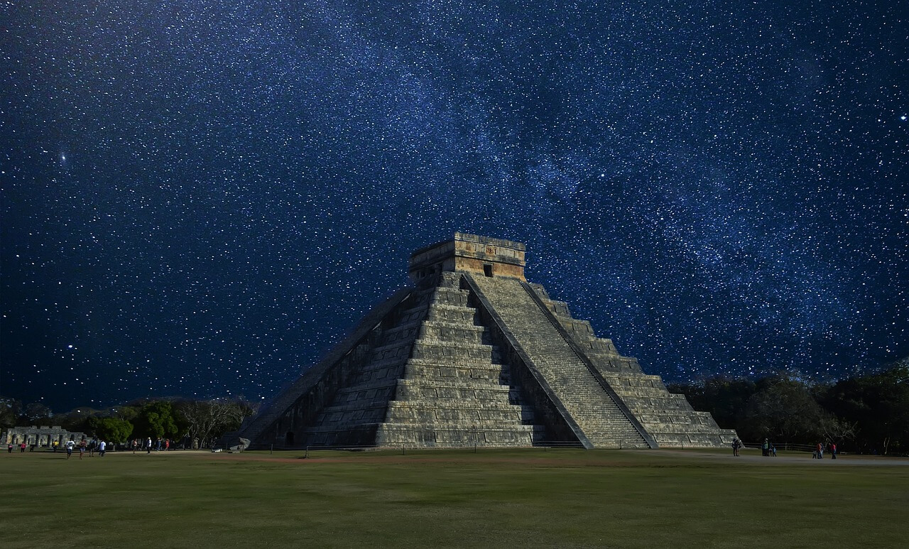Foto do Chichen Itza com o ceu estrelado a noite, no México, país com programa de Visto para Nômades Digitais.