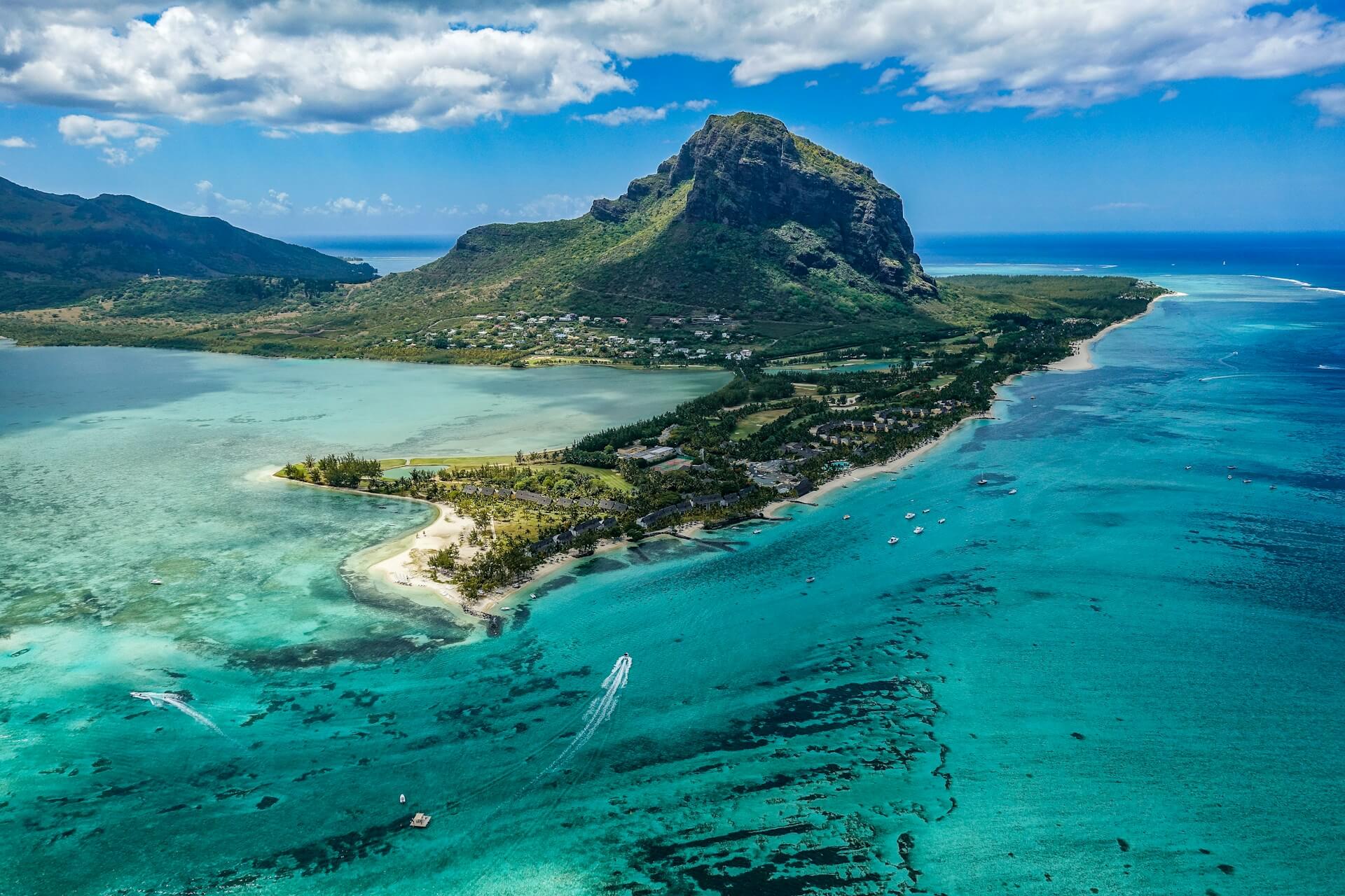 Foto com uma ilha e praias com águas cristalinas em Maurício, país com programa de visto para nômades digitais.