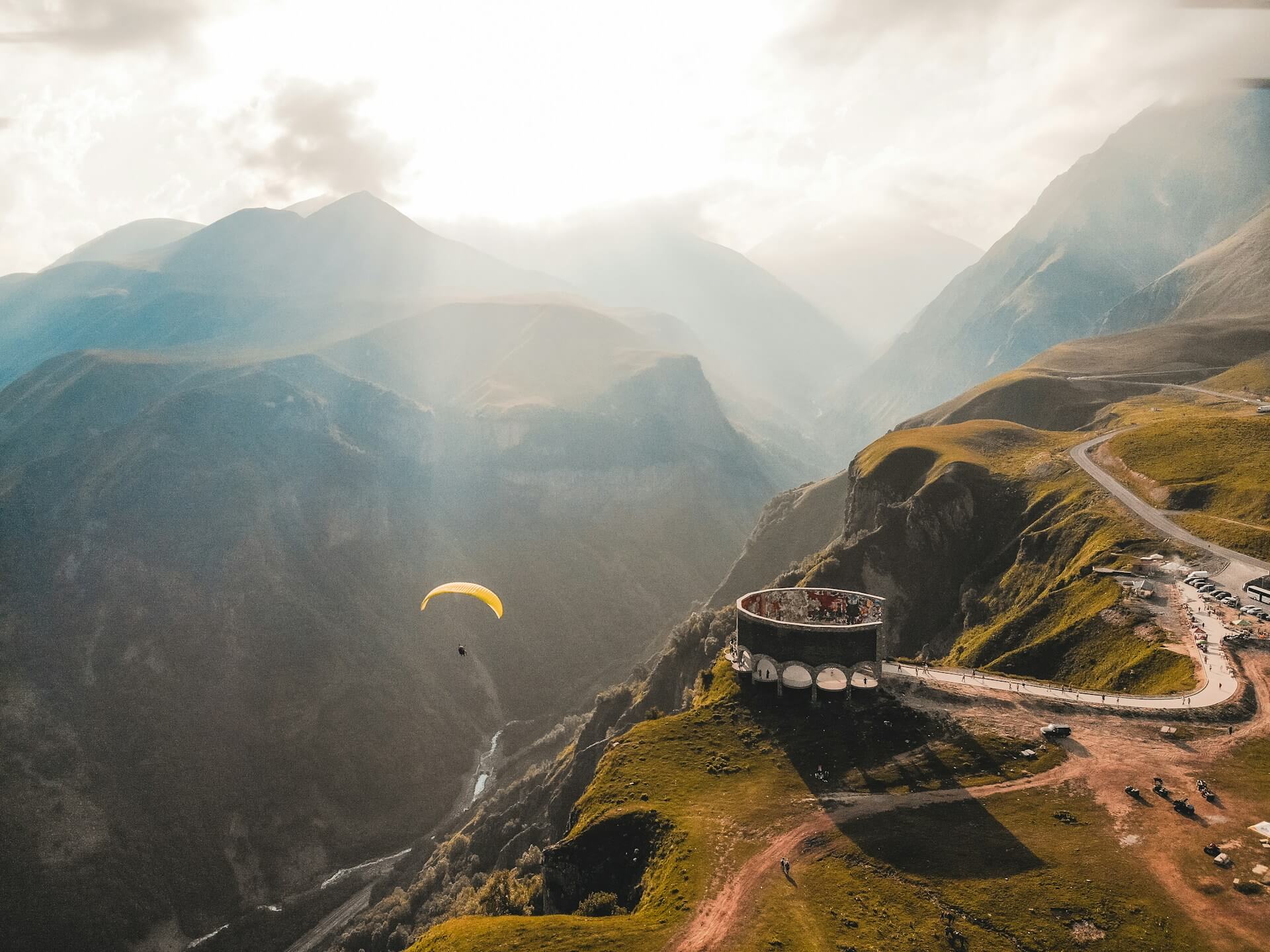Foto com um voo de parapente entre as montanhas da Geórgia, país com programa de visto para nômades digitais.